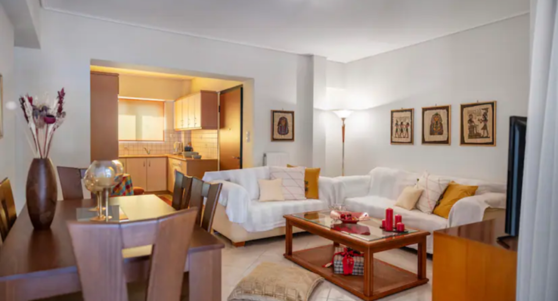 Lovely home apt with private parking next to Metro, Athens